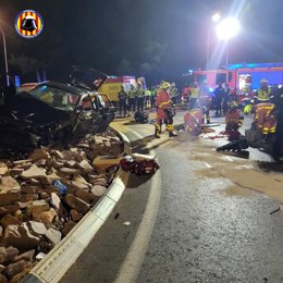 Rescatan a una mujer atrapada en su vehículo tras chocar contra una rotonda de la carretera Quart-Mislata