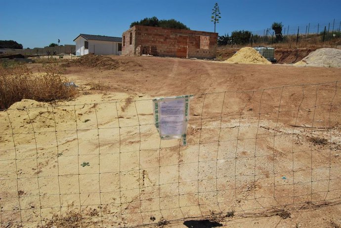 Archivo - Imagen de archivo de una parcela ilegal precintada en Arcos de la Frontera (Cádiz) por Inspección Urbanística de la Consejería de Fomento.