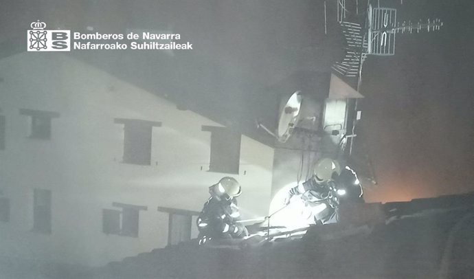 Bomberos intervienen en el incendio de una chimenea en una vivienda de Arribe