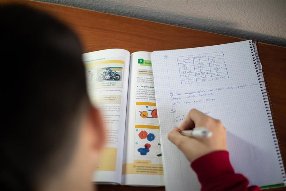 Archivo - Un niño realiza sus deberes en su habitación
