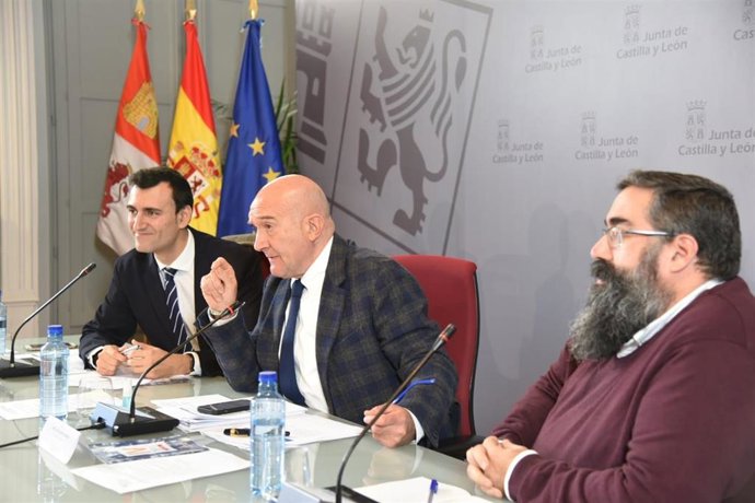 Carnero (c), durante la pasad reunión del Consejo de Cooperación al Desarrollo.