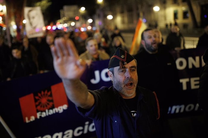 Falangistas durante una manifestación para conmemorar el 86 aniversario de la muerte de José Antonio Primo de Rivera, a 19 de noviembre de 2022, en Madrid (España). La celebración ha sido convocada por La Falange Española de las Jons y La Falange, adem