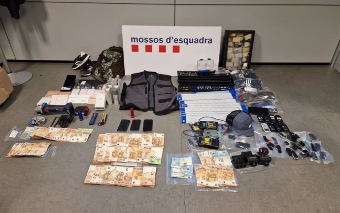 Algunes de les mercaderies i diners en metllic sostretes pel grup criminal especialitzat en robatoris de crregues de camions a les carreteres catalanes