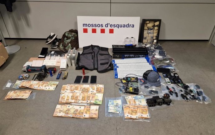 Algunes de les mercaderies i diners en metllic sostretes pel grup criminal especialitzat en robatoris de crregues de camions a les carreteres catalanes