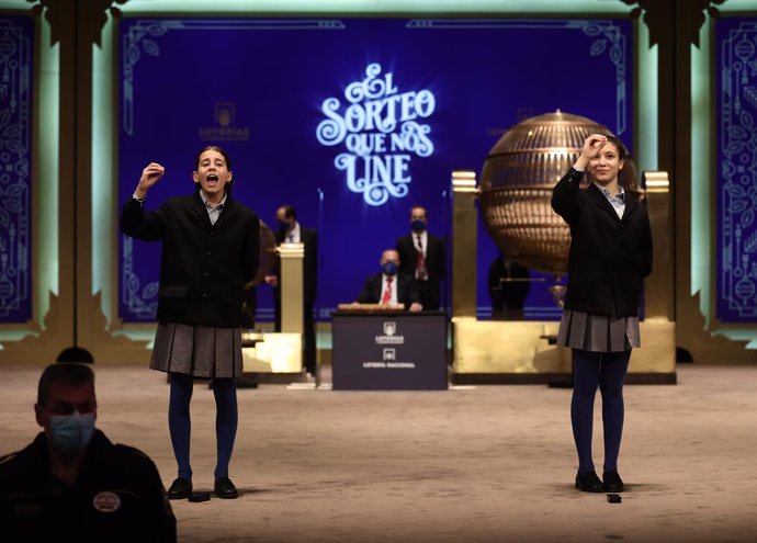 Archivo - Dos de las niñas de la residencia de San Ildefonso, posan minutos después de cantar un premio durante la celebración del Sorteo Extraordinario de la Lotería de Navidad 2021 en el Teatro Real de Madrid, a 22 de diciembre de 2021, en Madrid, (Es
