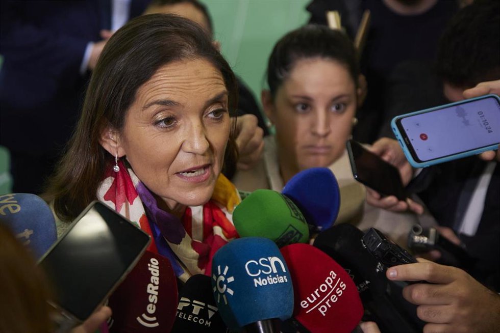 La ministra de Industria, Comercio y Turismo, Reyes Maroto, atiende a los medios de comunicación. ARCHIVO