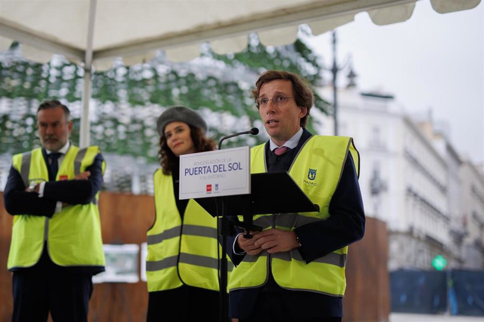Almeida en su visita a la Puerta del Sol.