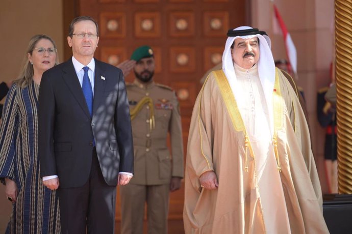 HANDOUT - 04 December 2022, Bahrain, Manama: King Hamad bin Isa Al Khalifa of Bahrain (R) and Israeli President Isaac Herzog (L) attends a welcoming ceremony ahead of their joint meeting. Photo: -/GPO/dpa - ATTENTION: editorial use only and only if the 