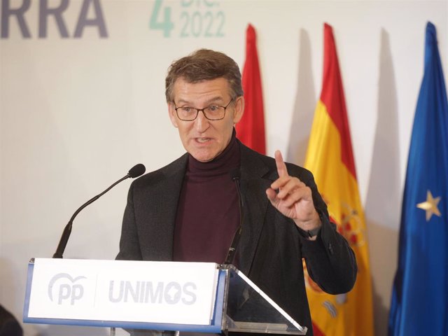 El presidente del Partido Popular (PP), Alberto Núñez Feijóo, interviene en el VIII cónclave del PPN, en el Hotel Tres Reyes, a 4 de diciembre de 2022, en Pamplona, Navarra, (España).