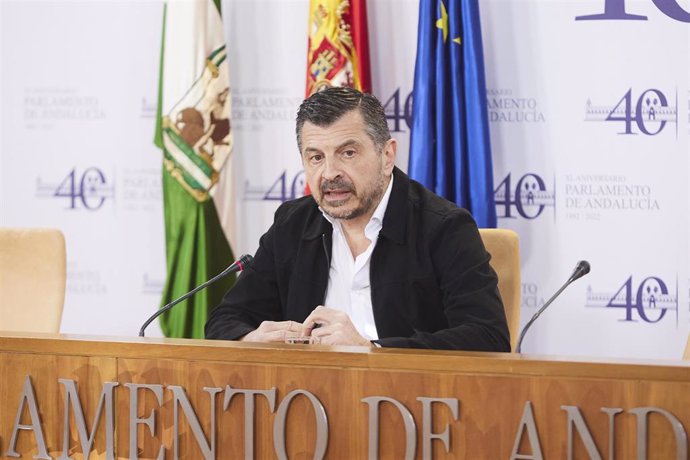 El portavoz del Grupo Parlamentario Popular, Toni Martín, durante la ronda de ruedas de prensa. Archivo