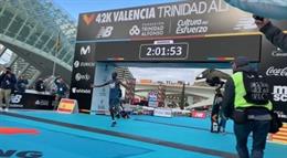 El atleta keniano Kelvin Kiptum destroza el récord del maratón de Valencia-Trinidad Alfonso