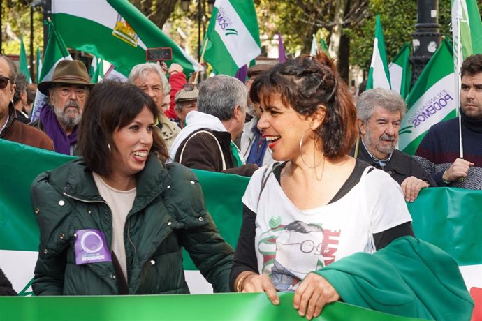 La secretaria general de Podemos Andalucía, Martina Velarde (d) y la portavoz de Adelante Andalucía, Teresa Rodríguez (i)en la manifestación por el 4D en Sevilla