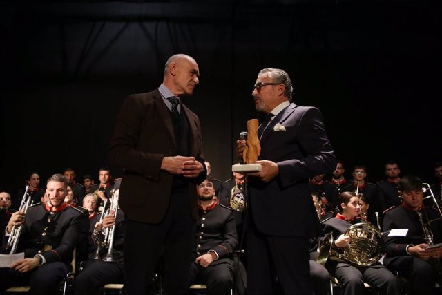 El alcalde de Sevilla, Antonio Muñoz, recoge el premio otorgado al Ayuntamiento por la Hermandad del Dulce Nombre de Bellavista