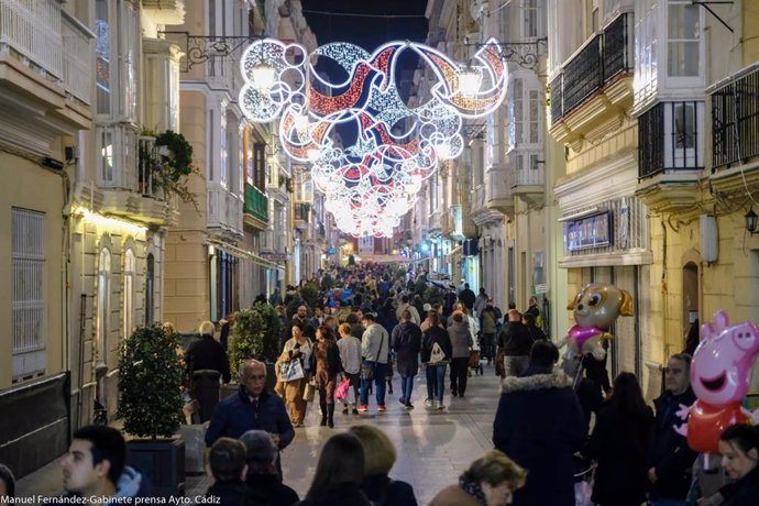 Archivo - Una calle del casco histórico de Cádiz iluminada por Navidad. Archivo