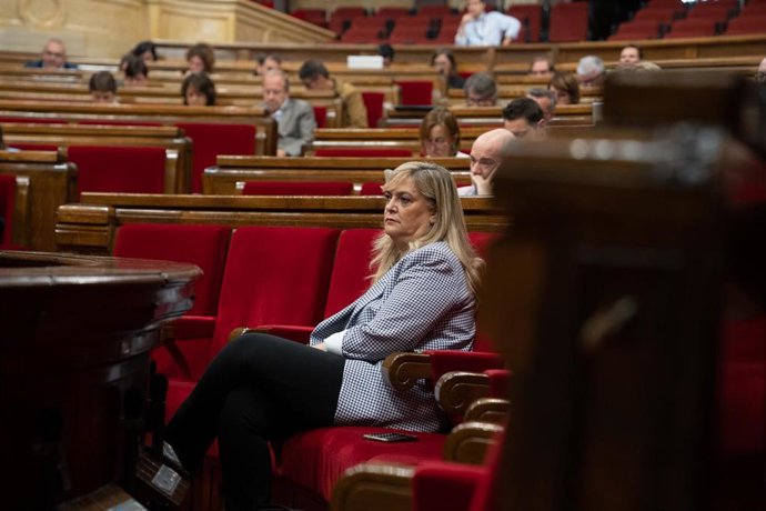 Archivo - La exconsellera de Derechos Sociales, Violant Cervera, durante una sesión plenaria en el Parlament de Catalunya, a 6 de octubre de 2022