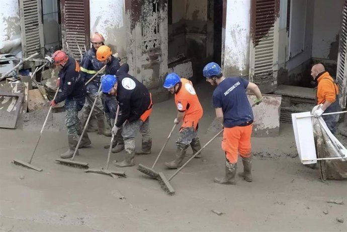 Personal de Protección Civil durante las Inundaciones en el sur de Italia