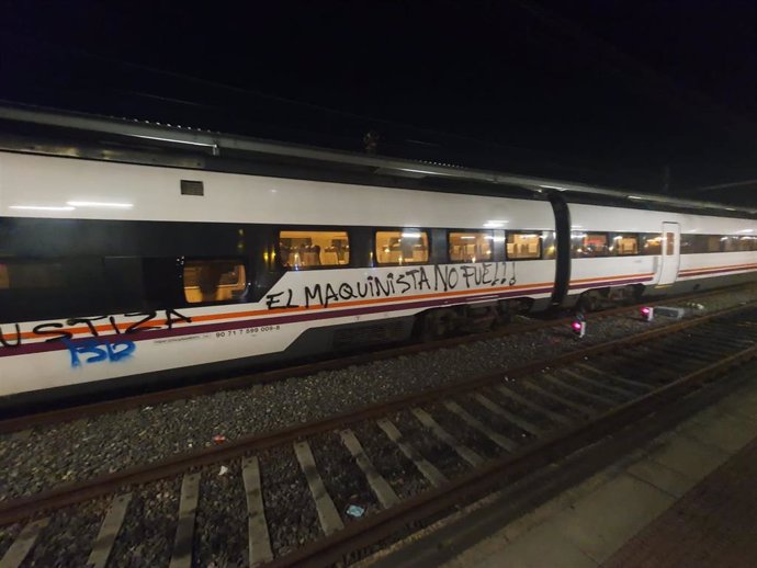 Tren vandalizado en Catoira (Pontevedra), en referencia al juicio del accidente del Alvia de 2013