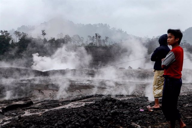 Personas inspeccionan la zona afectada tras la erupción del monte Semeru en la aldea de Sapiturang, en Lumajang, Java Oriental, Indonesia