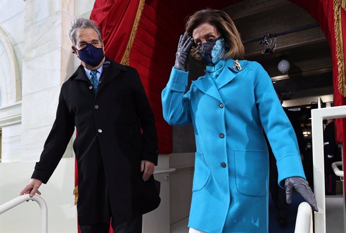 Archivo - January 20, 2021 - Washington, DC, United States: Speaker of the House Nancy Pelosi arrives with her husband Paul Pelosi during the inauguration of Joe Biden as the 46th President of the United States on the West Front of the U.S. Capitol in W