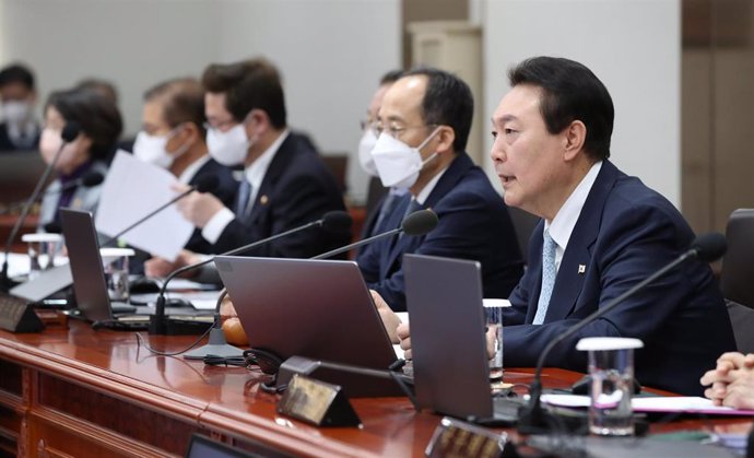 El Presidente de Corea del Sur, Yoon Suk-yeol, habla durante una reunión del Gabinete en la oficina presidencial en Seúl, para revisar una orden ejecutiva para obligar a los camioneros en huelga a volver al trabajo
