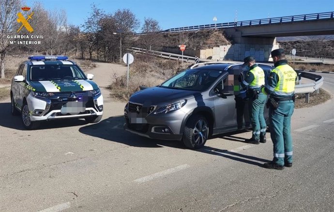 Archivo - Destacamento de Tráfico de la Guardia Civil de Calatayud en un control de alcoholemia en la A-2302, término municipal de Morata de Jalón (Zaragoza)