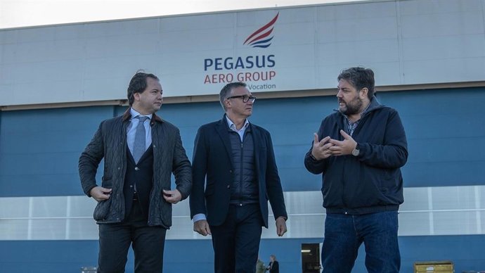 El portavoz parlamentario de Vox en Andalucía, Manuel Gavira, visita la empresa Pegasus Aero Group en Palma del Río (Córdoba).