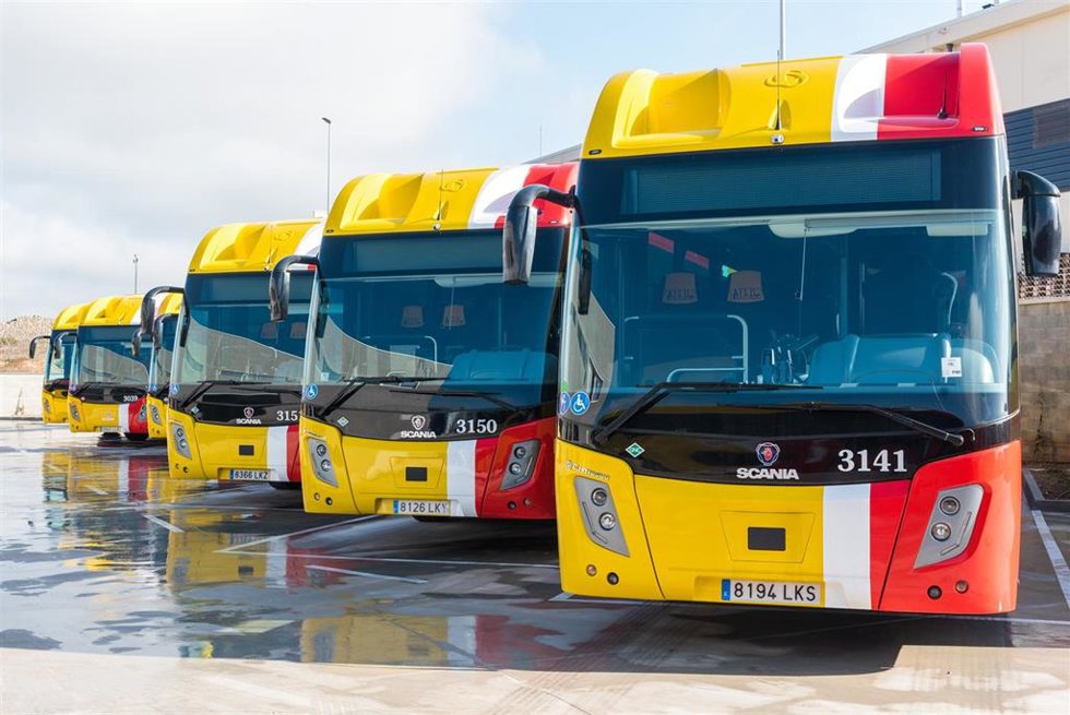 Archivo - Autobuses de la red TIB.