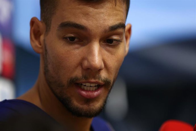 Archivo - El pívot español Willy Hernangómez atiende a los medios de comunicacion en una concentración de la selección española. 