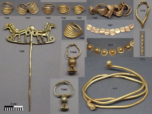 Anillos para el cabello (arriba a la izquierda), un alfiler (abajo a la izquierda), collares (centro) y una gargantilla (abajo a la derecha) se encontraban entre un total de 26 objetos de oro de Poliochni en Lemnos examinados por el equipo.