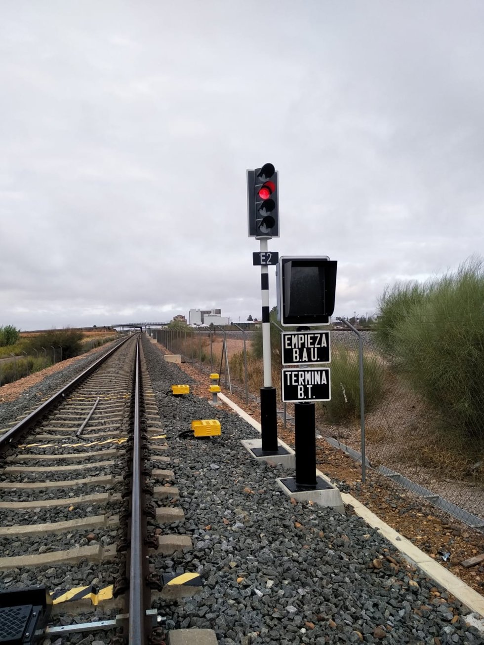 Archivo - Adif pone en servicio de los enclavamientos electrónicos instalados en el tramo Mérida-Badajoz