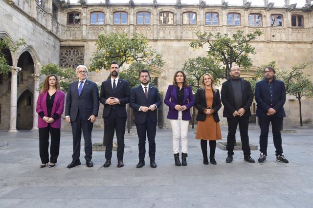 (E-D) Gumbert, Sánchez Llibre, Torrent, Aragonès, Vilagrà, Mas, Pacheco i Ros, després de signar l'acord.