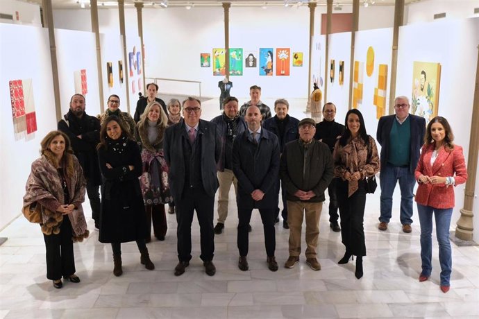 Bernal y Lucena (centro), junto a artistas cordobeses, durante la visita al Teatro Cómico Principal.