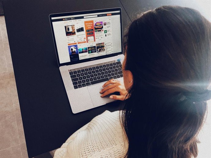 Archivo - Navegación web de incógnito, aprovechar escalas y localizar ofertas en buscadores, propuestas para ahorrar en viajes