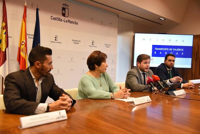 El consejero de Fomento de Castilla-La Mancha, Nacho Hernando, y la alcaldesa de Bargas, Isabel Tornero Restoy, han sellado este lunes un acuerdo para dotar al municipio de una nueva línea de autobuses