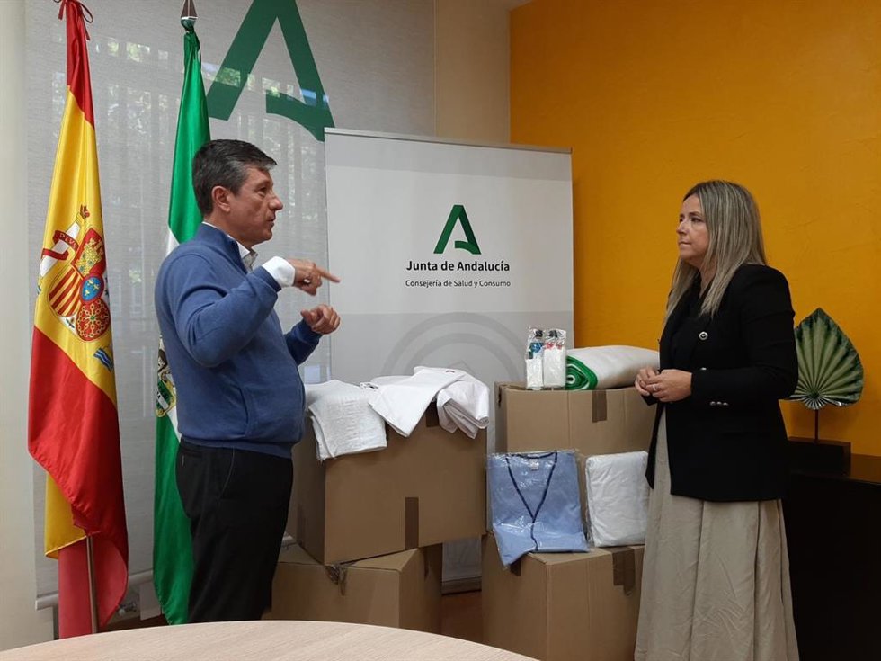 Rafael Ramos y Elena González con algunos de los productos.