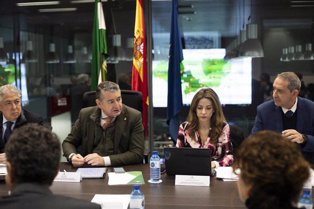 El consejero de la Presidencia, Interior, Diálogo Social y Simplificación Administrativa, Antonio Sanz (2i), durante la reunión en la sede del 112. A 05 de diciembre de 2022, en Sevilla (Andalucía, España). El consejero de la Presidencia, Interior, Diál