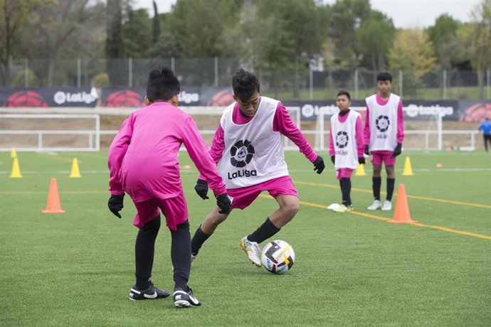 Una selección de jóvenes talentos Sub-13 de Singapur entrena con LaLiga y sus clubes en España.