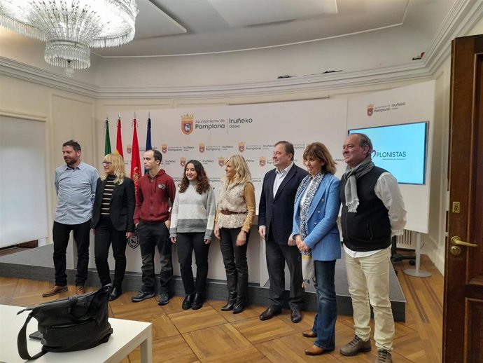 Los concejales María Caballero y Fernando Sesma, junto al resto de participantes en la rueda de prensa
