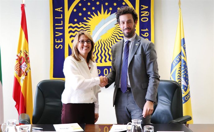 La vicerrectora de Relaciones Institucionales y Fundaciones, Laura López de la Cruz, y el director de la Escuela Superior de Hostelería de Sevilla, Iñaki Echeveste Calzada.