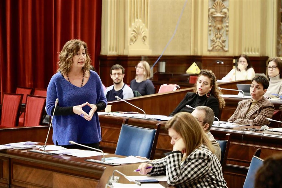 La presidenta del Govern, Francina Armengol, en una imagen de archivo en el Parlament. 