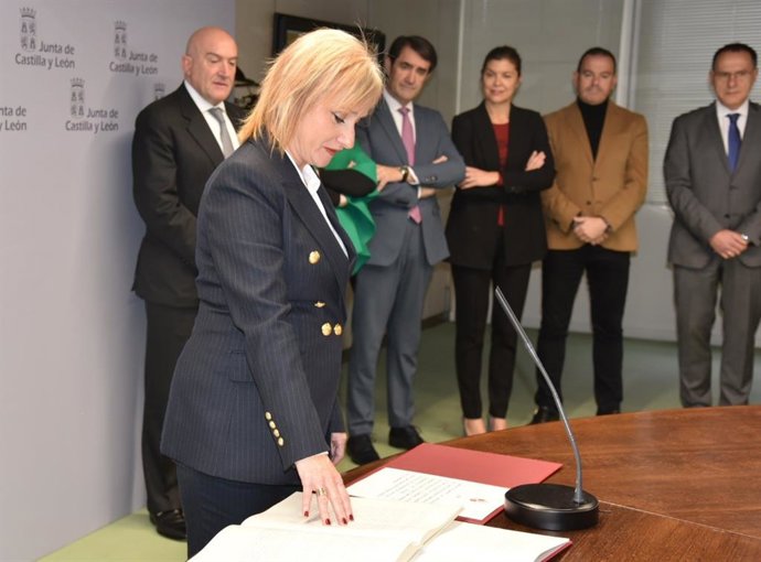 La nueva delegada territorial de la Junta jura su cargo
