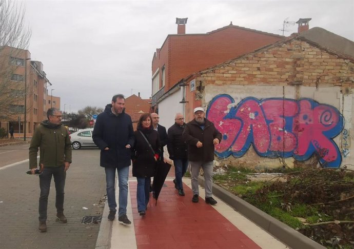 El alcalde de Valladolid, Óscar Puente, acompañado de concejales y técnicos, visita las obras del entorno de la calle Olimpo.