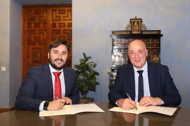 El presidente de la Diputación de Córdoba, Antonio Ruiz (dcha.), en la firma con la Asociación de Jóvenes Empresarios.