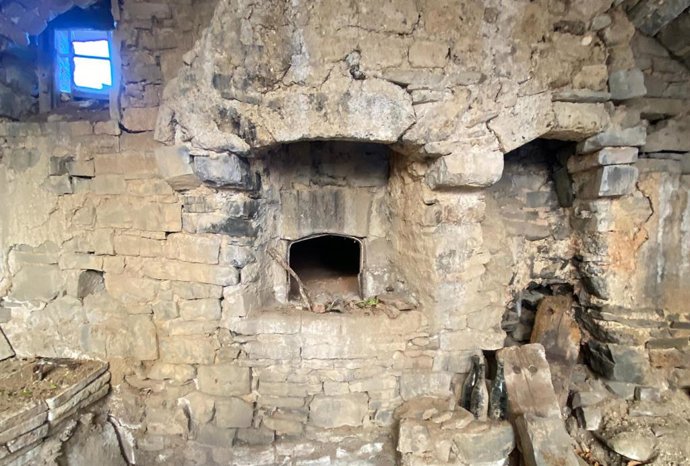 Los trabajos previos han sacado a la luz el horno y el molino del monasterio.