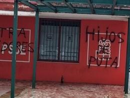 Pintadas en la sede de la Agrupación Nervión-San Pablo del PSOE de Sevilla.