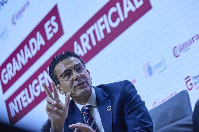 El alcalde Granada, Francisco Cuenca, interviene durante el desayuno informativo de Europa Press ‘Granada es inteligencia artificial’, en el Auditorio Meeting Place, a 16 de noviembre de 2022, en Madrid (España).