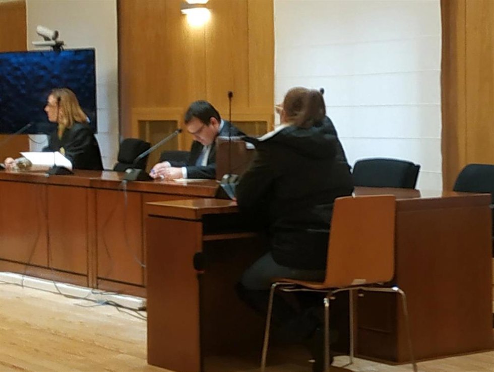 La exedil de Bobadilla, de espaldas, durante la vista en la Audiencia de Valladolid que ha quedado finalmente suspendida.
