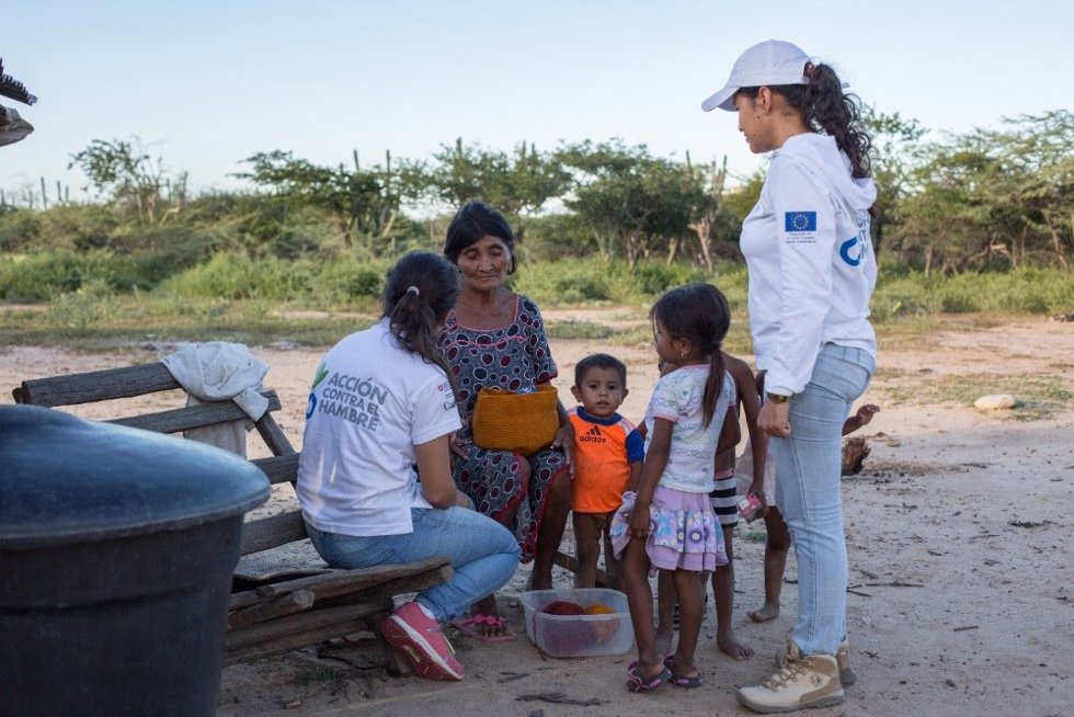 Voluntarias atienden a unos niños y niñas en Colombia.