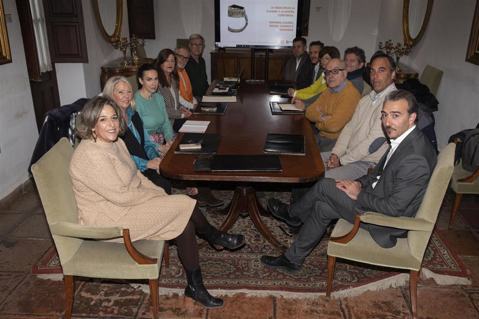 Una imagen de la reunión del comité científico del proyecto expositivo 'La tradición de la platería y la joyería cordobesa'.