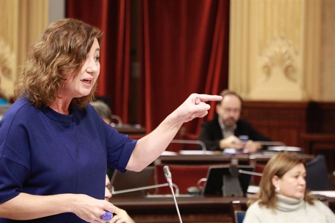 La presidenta del Govern, Francina Armengol, en el pleno del Parlament.